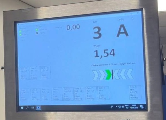 Styringsskjermen på graderen: port 3, kvalitet A, vekt 1,54 kg, og oversikt over portene